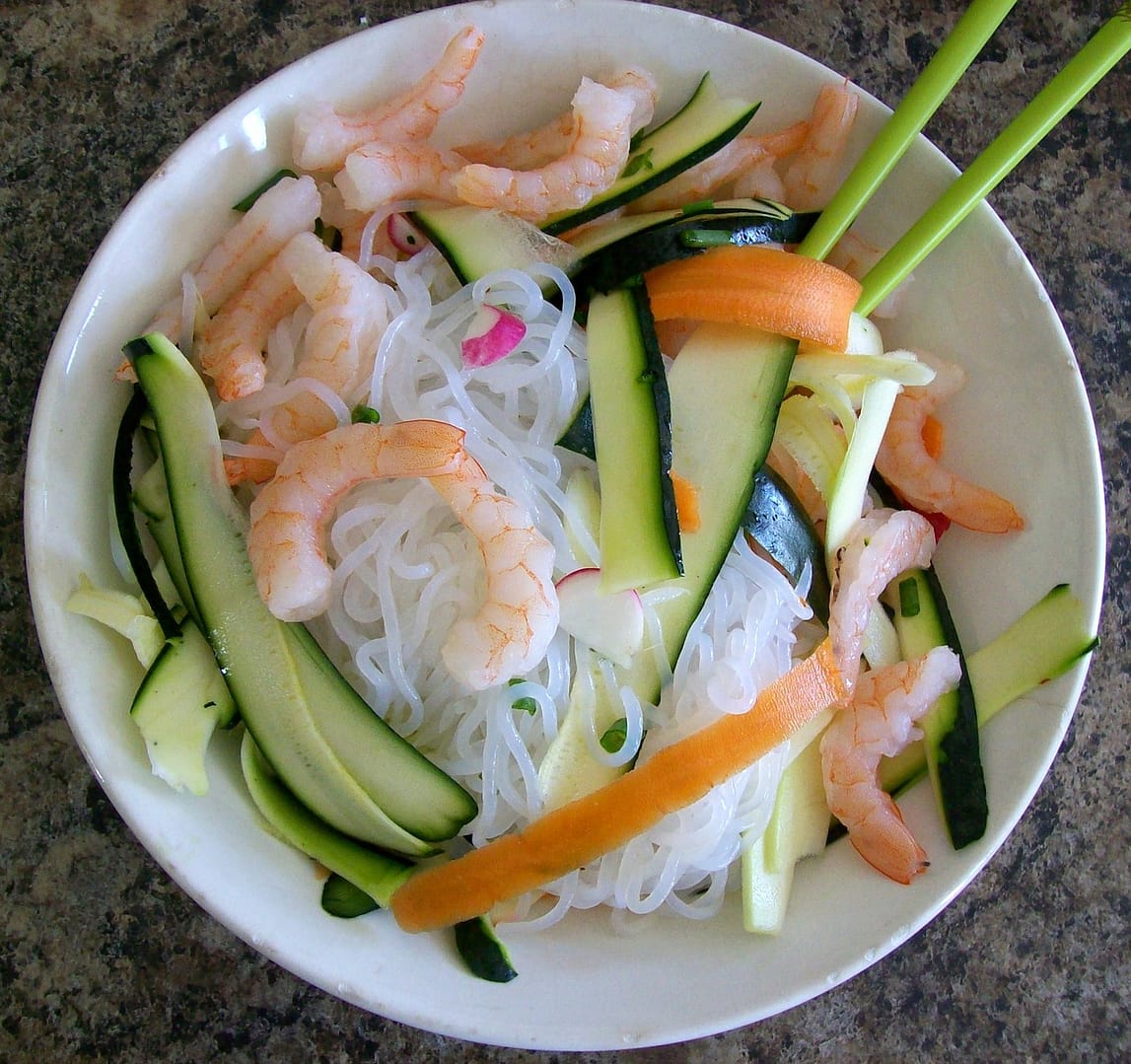 Shirataki noodles with cucumber and shrimp